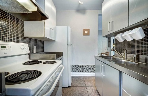 Cote-Des-Neiges—Notre-Dame-De-Grace Apartment | Warm apartment with a bus stop at its doorstep