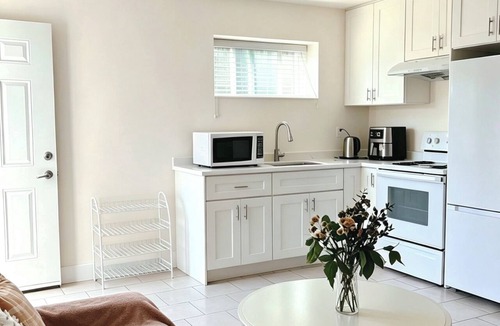 Sunset House | ✨ Warm & Cozy 2BR Designer Retreat in Vancouver | Free Parking | Private Entry