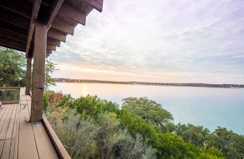 Canyon Lake House | Water's Edge Retreat: CL Waterfront + 2 Living Areas + Ping Pong + Covered Deck + Vast Master Suite