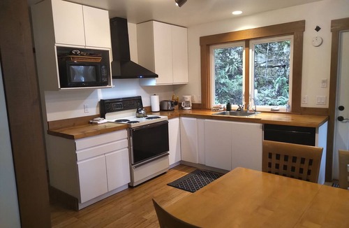 Madeira Park Cabin | Waterfront Classic Cabin - Romantic Seclusion!