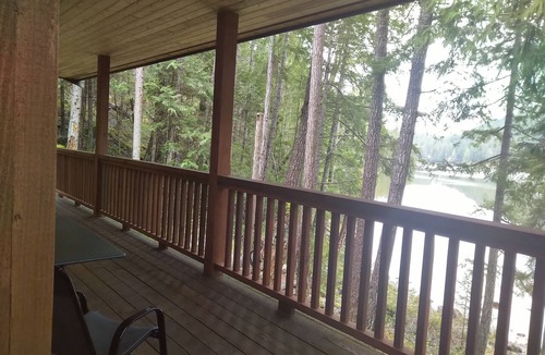 Madeira Park Cabin | Waterfront Classic Cabin - Romantic Seclusion!