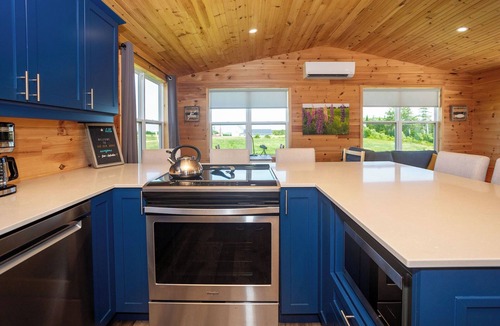 Lakeside Cottage | Waterfront cottage with private dock and Kayaks. 5 minutes to Lakeside Beach.
