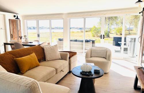 Pointe-du-Chene Ski Chalet | Waterfront Cottage 'The Dream' with Hot Tub, near Parlee Beach