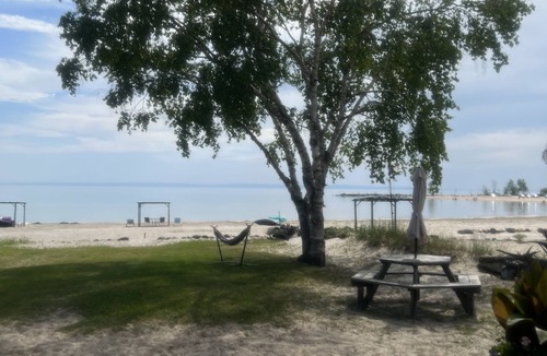 Tiny Cottage | Waterfront! Family friendly! White sand/shallow Georgian Bay water!