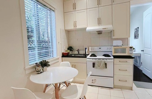 Richmond House | Welcome to Katie’s Room: Cozy 2-Bedroom, 9 Min Drive to Airport