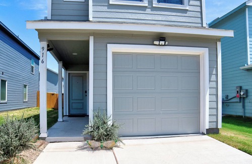 Clear Lake House | Welcome to our Lovely 3BD and 2.5BA 1 King , 2Queen Beds in Lovely Princeton TX