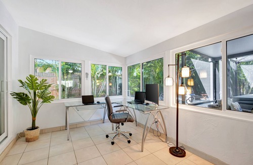 Ridge Wood Heights House | Welcome to The Turtle Nest-Lanai w/Hot Tub+5mi to beach!
