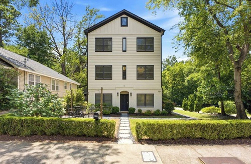 Home Park Apartment | West Midtown 2/2 (2nd Floor): Free parking