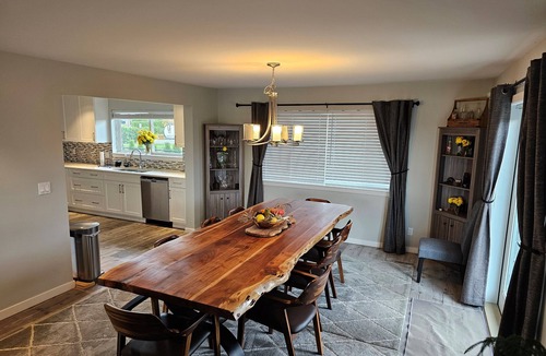 Metro Vancouver Regional District House | Westham Island Getaway! Hot tub/Fire Pit! Sleeps 17 in a quaint farm setting.