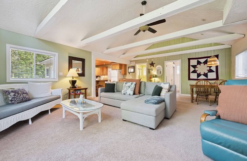 Sauble Beach House | Whitecaps Cottage | Hot Tub | Near BEACH | AC | PET Friendly