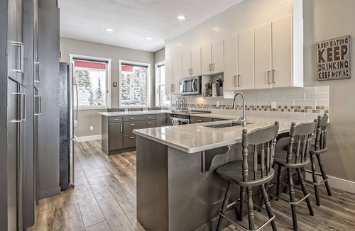 Silver Star Mountain House | Whole Home includes Suite, Private Hot Tub, Laundry, BBQ, close to village