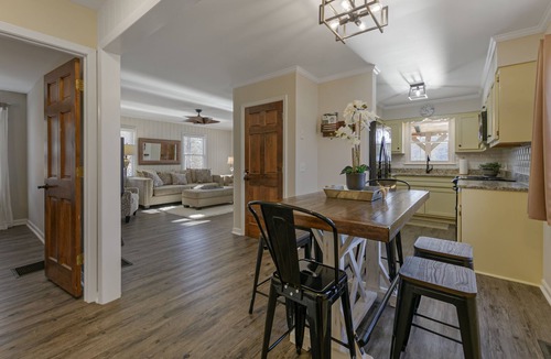 Cleveland House | Wine Country Lake Escape-Fishing and Hot tub FREE night with 3 night stay!