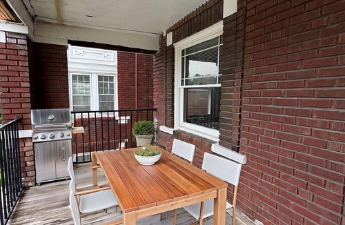 Southmoreland Apartment | World Cup LOCATION! 1/2 block to KC Streetcar which connects you to stadium!