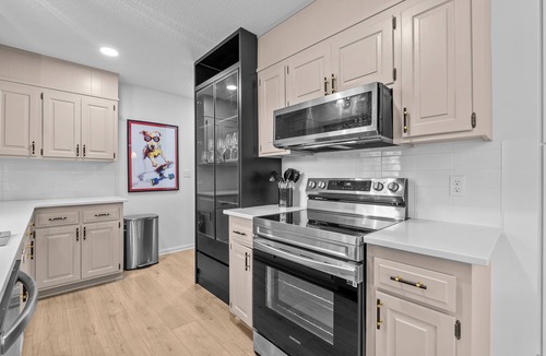 Lee's Summit House | World Cup Retreat only 20 minutes from GEHA Field at Arrowhead Stadium!