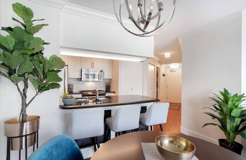 Yaletown Condo | Yaletown Luxury: Water-View 2BR/2BA Condo Steps from Seawall