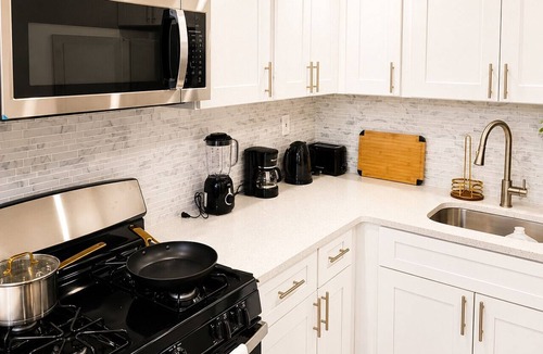 Queens Apartment | Your NYC Gateway Luxury 3BR Near JFK, LIRR & Restaurants