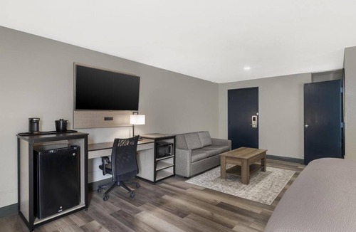 Kansas City Hotel | Your Relaxing Kansas City Retreat | Seasonal Pool | Worlds of Fun - 3.8 miles