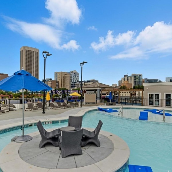 2 Private Condos - Sleeps 8 - Rooftop Pool & Gym with Skyline Views
