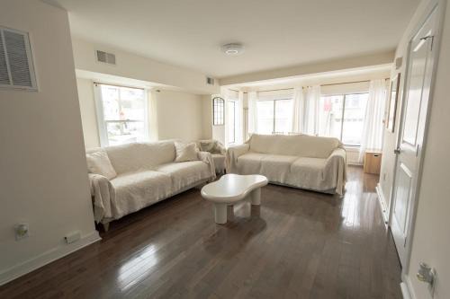 Luxurious 4BD APT EV Parking