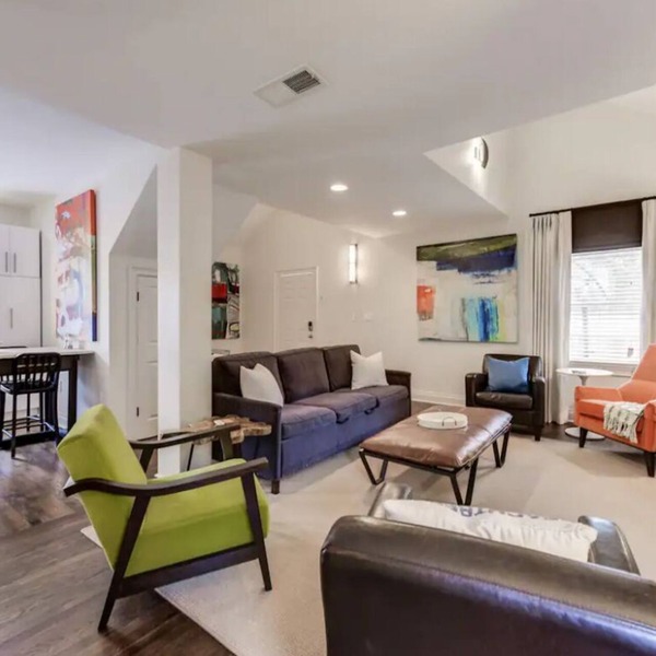 Safe, convenient Vacation Rental in Midtown - Sleeps 7 w/3 full bathrooms!