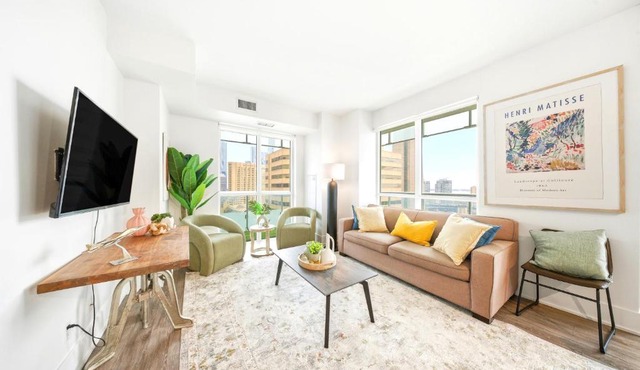 1,100 Sqft! - 2 bedroom with Views - CN Tower MTCC