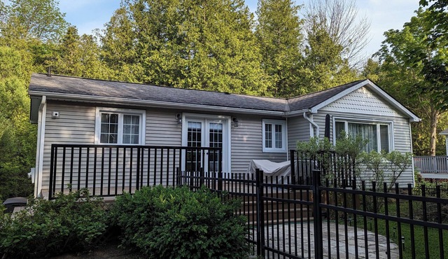 1 acre Beachside Cottage along the Shipley Trail