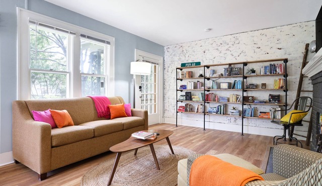 1 king bed, sleeps 6, pet friendly 1 BED/1 BATH duplex in central SA