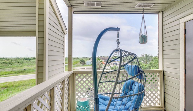1 Mi to Beach! East End Galveston Condo w/Pool