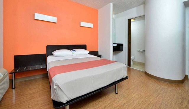 1 Queen Bed | Smoking