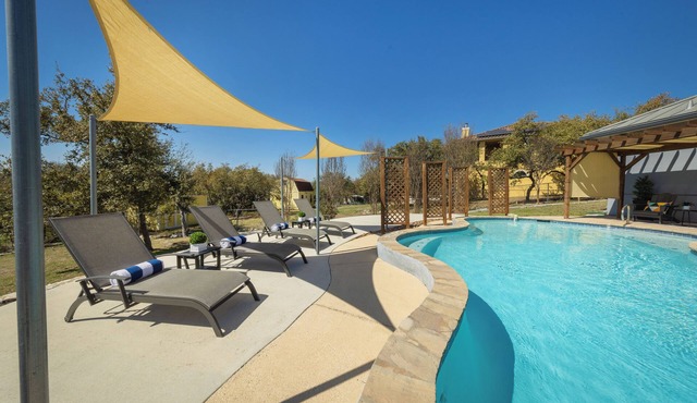 1-Story for Large Groups! King Beds, Pool and BBQ near Top Attractions!