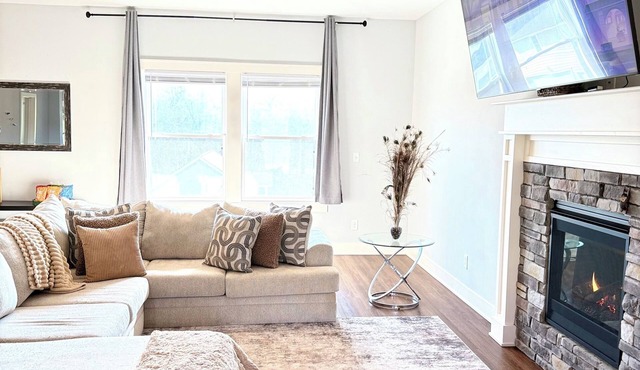 10 minutes from nearby stadium - 3 bedrooms, 8 guests!