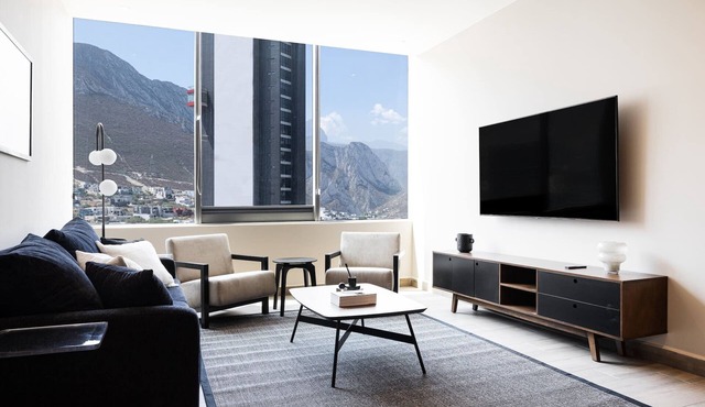 17th-Floor Mountain Views, Rooftop Pool & Gym