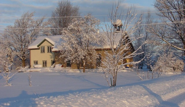 1870's stone schoolhouse close to skiing and hiking (10 minutes from Thornbury)