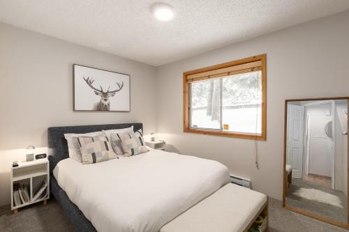 1BR in Powderview, Creekside, Bright and Cozy, Private Ski Storage, Fireplace, Free Parking