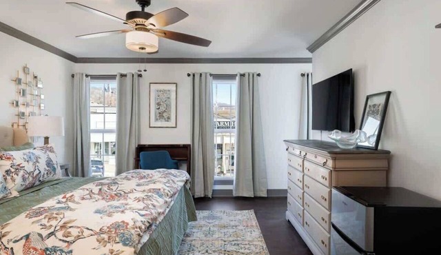 1BR King Suite Shopping and Dining Parkville