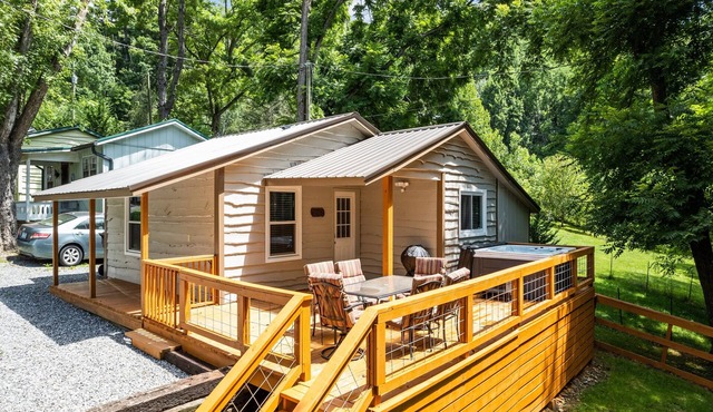 2 BD 1 Bath Cottage Pet OK Fenced Yard, Single Level, Easy Access, Hot Tub