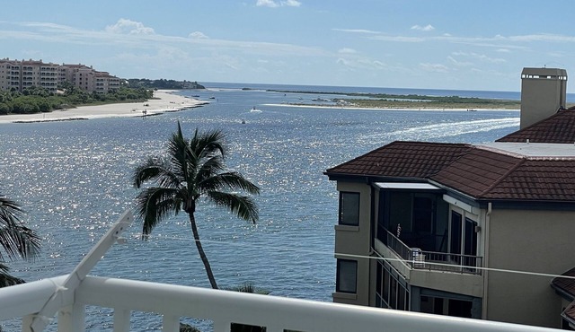 2 bdrm condo w/pool on Marco River w/Gulf views