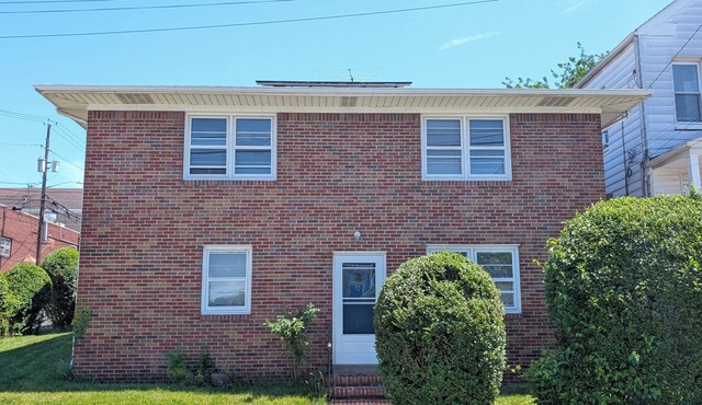 2-bedroom apartment with AC in Garfield- 10 min walk to Train to World Cup