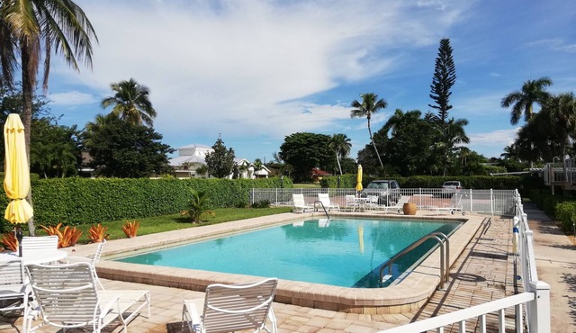 2 Bedroom condo in lovely quiet Naples location close to beach and shops