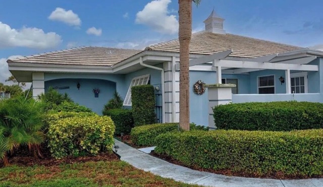 2-bedroom condo in soothing Venice with cool AC breeze