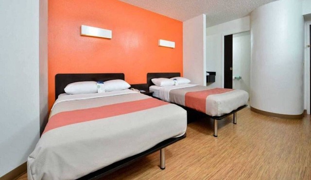 2 Full Beds | Smoking