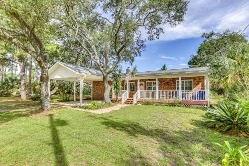 2 Mi to Mashes Sands Beach: Quiet Home w/Dock!