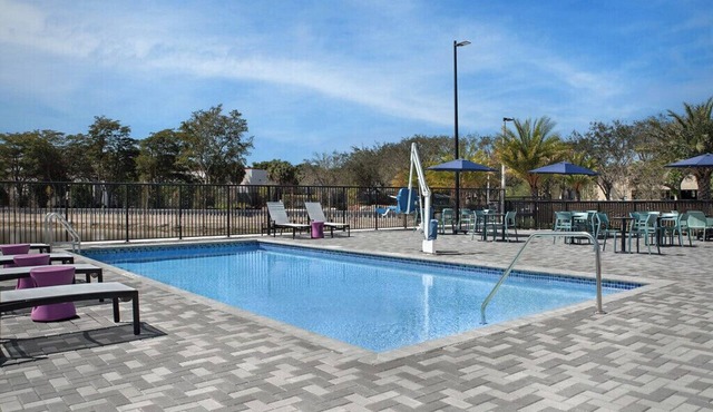 2 Queen Suite | Outdoor Pool, BBQ | 2.7 mi to Weston Racquet Club + Breakfast