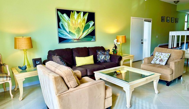 2B/2B 1400sf Siesta Key Townhouse With Parking Garage Across From Public Beach