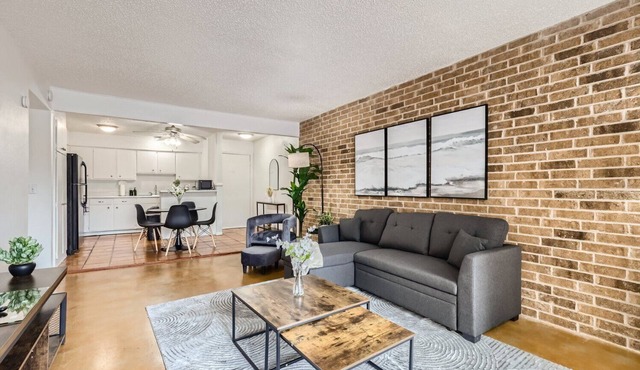 2B Getaway | Walk Dtwn | Sleeps 6 | Pool + Prkg
