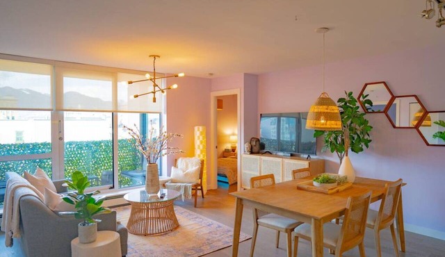 2BD Downtown Vancouver Condo with Free Parking+AC