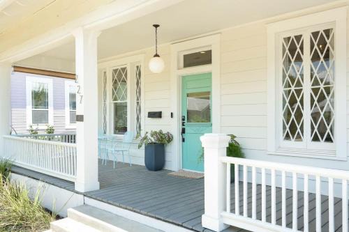 2BR/2BTH w/Private Pool, Riverwalk, Downtown