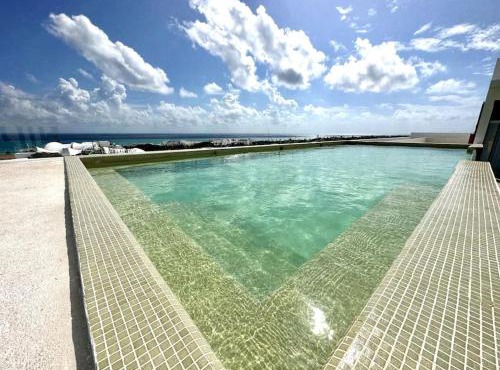 2BR Modern Condo - Rooftop Pool with Stunning Views