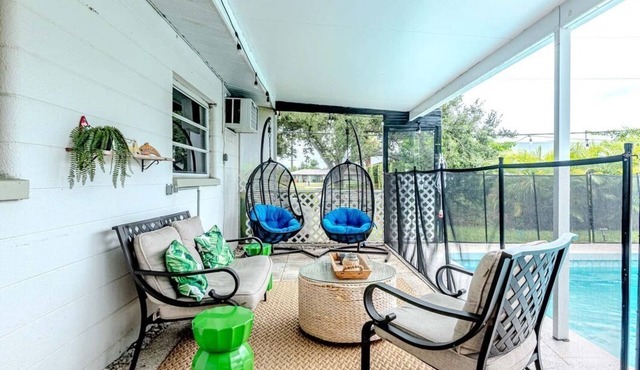 3 BDRM Florida Charmer in Venice FL- Private Pool+King Bed+Parking for Boats/RVs