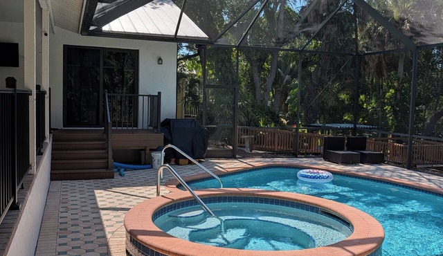 3 bed/2 bath pool home & hot tub in Naples. Great neighborhood. 3 miles to beach